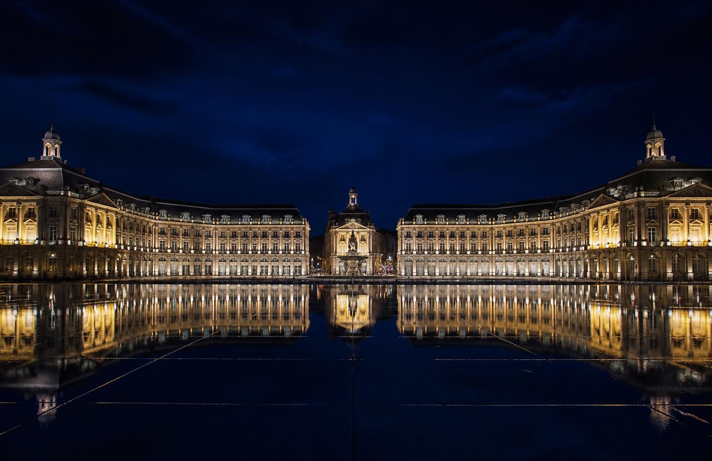 Quais de Bordeaux au crépuscule